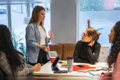 1727279189 photo धोखेबाज़ सिंड्रोम का जाल: कार्यस्थल पर इतनी सारी महिलाएं क्यों इसकी जंजीरों में जकड़ी हुई हैं?