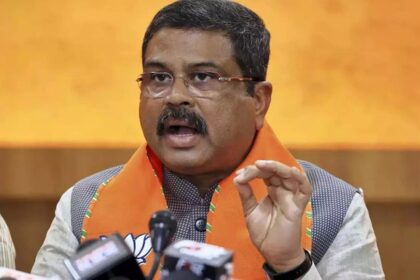 1727653571 photo धर्मेंद्र प्रधान ने युवा बेरोजगारी पर अंकुश लगाने में विफल रहने के लिए विपक्ष के नेतृत्व वाले राज्यों की आलोचना की