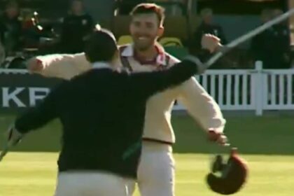 1ot77c58 tom banton 625x300 13 September 24 पूर्व केकेआर स्टार ने समरसेट की सरे के खिलाफ नाटकीय काउंटी जीत के बाद बैसाखी के सहारे जश्न मनाया