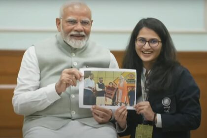 387je0a cs 625x300 26 September 24 प्रधानमंत्री नरेंद्र मोदी को दोहरा स्वर्ण जीतने पर भारतीय शतरंज स्टार वंतिका अग्रवाल से मिला विशेष उपहार