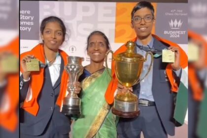 8rta8t2o praggnandhaa 625x300 23 September 24 "वाकई एक गर्वित माँ": शतरंज ओलंपियाड में भारत के दुर्लभ दोहरे स्वर्ण पदक जीतने के बाद आर प्रज्ञानंदधा और उनकी बहन की फोटो वायरल हुई