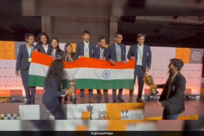 9hcnfph8 indian chess 625x300 23 September 24 ओलंपियाड ट्रॉफी उठाने के दौरान भारतीय शतरंज टीम ने रोहित शर्मा की तरह किया प्रदर्शन