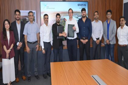 NIA X Statiq 1 नोएडा इंटरनेशनल एयरपोर्ट ने शक्तिशाली ईवी चार्जिंग नेटवर्क के साथ एयरसाइड संचालन में क्रांतिकारी बदलाव के लिए स्टैटिक के साथ रणनीतिक गठबंधन का अनावरण किया