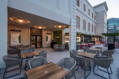 RIU 4 RIU आपको अपने नए और प्रभावशाली रूफटॉप बार के उद्घाटन के साथ शिकागो की अद्भुत ऊंचाइयों पर ले जाता है