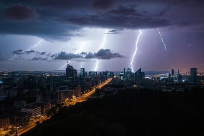 Storm hit a city फ्लोरिडा में तूफान हेलेन के कारण नई यात्रा अराजकता की स्थिति पैदा हो गई है, क्योंकि टैम्पा अंतर्राष्ट्रीय हवाई अड्डे पर डेल्टा, अमेरिकन, यूनाइटेड और साउथवेस्ट सहित 400 से अधिक उड़ानें रद्द कर दी गई हैं।