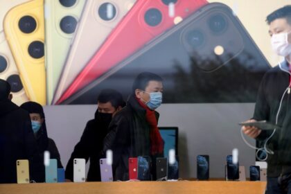 apple iphone reuters full 1581654380240 स्थानीय कोरोनावायरस स्थिति में सुधार के बाद Apple ने चीन में सभी 42 खुदरा स्टोर फिर से खोल दिए