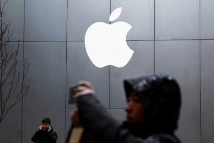 apple reuters 1580199514680 एप्पल को पहली तिमाही में iPhone के राजस्व में गिरावट की आशंका है, क्योंकि सेवाओं और वियरेबल्स से उसे वृद्धि में मदद मिलेगी