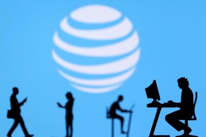 at and t logo image reuters 1639833081825 एयरलाइन्स को क्यों डर है कि अमेरिका में 5G रोलआउट से इस सप्ताह यात्रा प्रभावित होगी