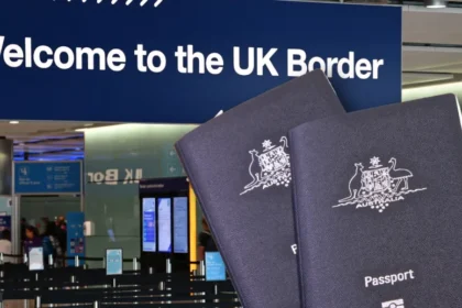 aussie.webp ऑस्ट्रेलियाई यात्रियों को विस्तारित इलेक्ट्रॉनिक यात्रा प्राधिकरण (ईटीए) योजना के हिस्से के रूप में जनवरी 2025 से यूके की यात्रा के लिए नए प्रवेश शुल्क का सामना करना पड़ेगा