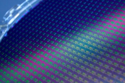 chip silicon image reuters 1644069992386 अमेरिका ने कमी के बीच घरेलू चिप उत्पादन को बढ़ावा देने के लिए विधेयक पारित किया