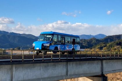 dmv dual mode vehicle reuters 1640415066716 बस या ट्रेन? जापान में दुनिया का पहला 'डुअल-मोड वाहन' शुरू होगा