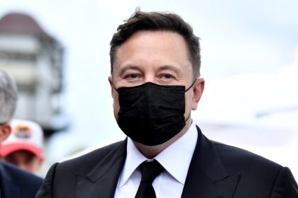elon musk masked reuters 1606893892667 डेटा सुरक्षा पर वैश्विक नियामकों के साथ काम करेगी टेस्ला: सीईओ एलन मस्क