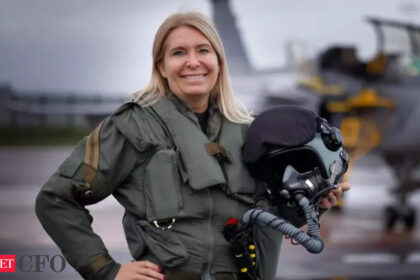 former ge cfo carolina dybeck happe transitions to microsoft as evp and coo पूर्व जीई सीएफओ कैरोलिना डाइबेक हैप्पे माइक्रोसॉफ्ट में ईवीपी और सीओओ, ईटीसीएफओ के रूप में स्थानांतरित हुईं