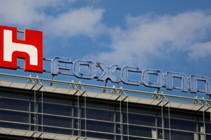 foxconn reuters full 1580965038771 कोरोनावायरस के कारण स्मार्टफोन की मांग में कमी आने से फॉक्सकॉन के मुनाफे में रिकॉर्ड गिरावट