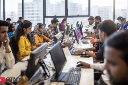 indias services pmi rises to 60 9 in august finance insurance lead performance भारत की सेवा पीएमआई अगस्त में बढ़कर 60.9 पर पहुंची; वित्त और बीमा का प्रदर्शन सबसे बेहतर, ईटीसीएफओ