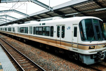 japan railways unsplash 1651047954462 जापान के टोक्यु रेलवे की ट्रेनें शिबुया और अन्य स्टेशनों से होकर गुजरेंगी, जो अब अक्षय ऊर्जा से चलेंगी