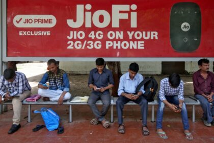 jio reuters 1592128558163 जियो प्लेटफॉर्म्स को टीपीजी और एल कैटरटन से 6,441.3 करोड़ रुपये का निवेश मिला