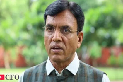 labour ministry working on comprehensive policy to provide social security cover to gig workers mand श्रम मंत्रालय गिग वर्कर्स को सामाजिक सुरक्षा कवर प्रदान करने के लिए व्यापक नीति पर काम कर रहा है: मंडाविया, ईटीसीएफओ