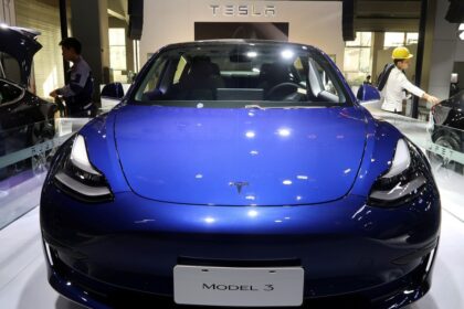 model 3 reuters full 1577445024996 टेस्ला ने कथित तौर पर आपूर्ति संबंधी समस्याओं के कारण शंघाई संयंत्र में उत्पादन रोक दिया है