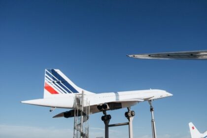 old white plane stands with ladd एयर फ्रांस ने तंजानिया, ब्राजील, फिलीपींस और मालदीव सहित 73 देशों के 169 गंतव्यों के लिए शानदार विस्तार की योजना बनाई है, ताकि शानदार शीतकालीन अवकाश का आनंद लिया जा सके