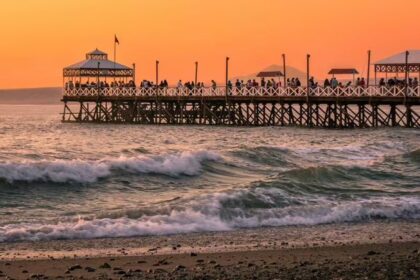 optimized pier image हुआंचाको की खोज करें: भीड़ से मुक्त एक शांत पेरूवासी समुद्र तटीय शहर