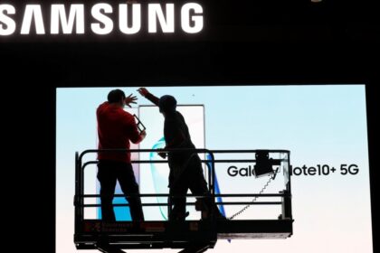 panels 1583836454041 सैमसंग इलेक्ट्रॉनिक्स ने चिप की ठोस मांग और एप्पल से एकमुश्त लाभ के कारण दूसरी तिमाही के मुनाफे में उछाल का संकेत दिया