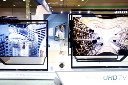 samsung display reuters 1609216325221 सैमसंग ने HDR10+ अडैप्टिव फीचर की घोषणा की है जो प्रकाश की स्थिति के बावजूद HDR अनुभव को बेहतर बनाता है