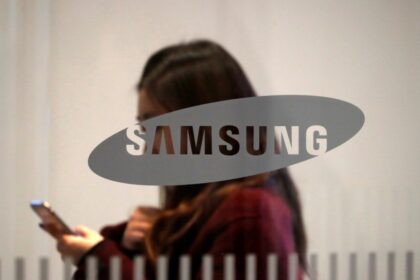 samsung reuters 1610103558536 सैमसंग ने रिमोट वर्किंग, टीवी देखने से प्रेरित चिप और डिस्प्ले की बिक्री से चौथी तिमाही में परिचालन लाभ अर्जित किया