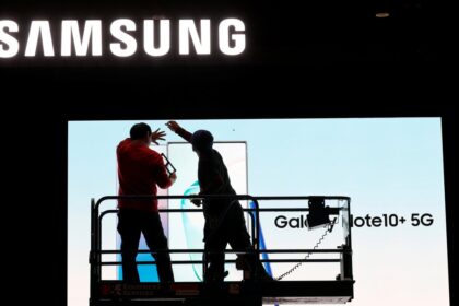 samsung reuters full 1578302054953 सैमसंग ने चिप्स, स्मार्टफोन पर चौथी तिमाही के परिचालन लाभ में एक तिहाई गिरावट की आशंका जताई