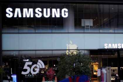 samsung reuters full 1587023322689 सैमसंग को कोरोनावायरस के कारण स्मार्टफोन, टीवी की बिक्री पर असर पड़ने की आशंका, दूसरी तिमाही में और गिरावट की आशंका