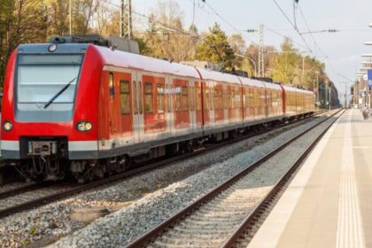 train railway station modern red 1 नई वीलोसिटी ट्रेनें बैर्न्सडेल-मेलबर्न यात्रा को बदल देंगी: क्या यह उन्नयन वास्तव में एक सुधार है?