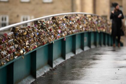 0 Bakewell Lovelocks Stay Put For Another Year लोकप्रिय पर्यटक स्थल में प्रतिष्ठित वियर ब्रिज से लव लॉक हटा दिए गए
