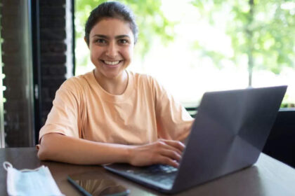 1727970151 photo महिलाएं मध्य-प्रबंधन में क्यों रुकी हुई हैं, सीईओ ट्रैक से चूक रही हैं? खतरनाक बाधाएँ उन्हें रोक रही हैं