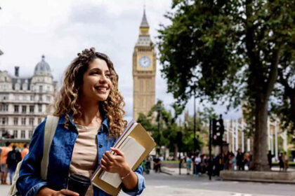 1727977547 photo यूके में अध्ययन की योजना बनाते समय अमेरिकी छात्रों को ईयू वीज़ा नियमों के बारे में 10 आवश्यक तथ्य जानना चाहिए