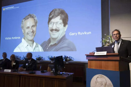 1728320466 photo फिजियोलॉजी या मेडिसिन 2024 में नोबेल पुरस्कार विजेता विक्टर एम्ब्रोस कौन हैं?