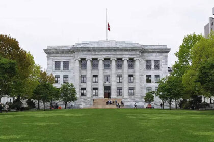 1729011462 photo हार्वर्ड या जॉन्स हॉपकिन्स: कौन सा विश्वविद्यालय अमेरिकी छात्रों के लिए सुपीरियर फार्मेसी और फार्माकोलॉजी कार्यक्रम प्रदान करता है?