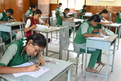 1729142148 photo कर्नाटक बोर्ड परीक्षा: सरकार ने एससी को विशिष्ट कक्षाओं में बोर्ड परीक्षा के लिए अधिसूचना वापस लेने की सूचना दी |