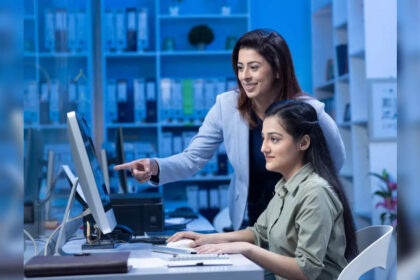 1729164441 photo उच्च शिक्षा प्राप्त महिलाओं में शादी के बाद नौकरी छोड़ने की संभावना कम होती है: शिक्षा और कार्यबल में भारत के लिंग विभाजन पर एक नज़र