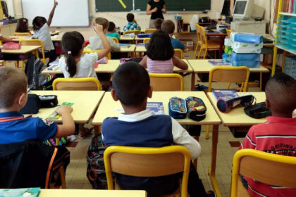 1729536449 photo सर्वेक्षण से पता चलता है कि अमेरिकी व्यापक रूप से संघीय स्कूल चयन कार्यक्रम का समर्थन करते हैं: यह समझना कि यह कैसे काम करता है, मुख्य पेशेवरों और विपक्षों को समझाया गया है