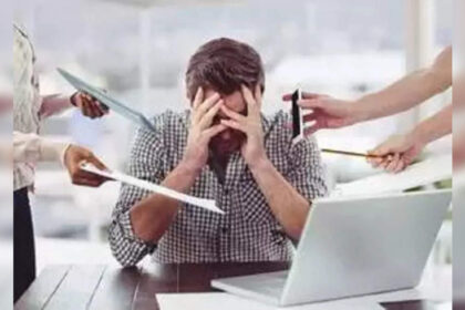 1729799297 photo कर्मचारियों का उत्साह क्यों कम हो रहा है? कार्यस्थल पर मानसिक स्वास्थ्य को प्रभावित करने वाले 8 प्रमुख कारक