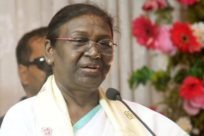 1729884312 photo राष्ट्रपति द्रौपदी मुर्मू ने मेडिकल छात्रों से स्वस्थ भविष्य के लिए प्रौद्योगिकी और करुणा को अपनाने का आग्रह किया