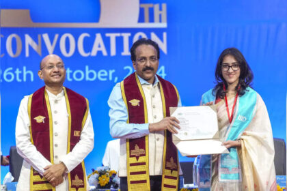 1730010201 photo भारत को विकसित अर्थव्यवस्था बनने के लिए क्रांतिकारी विकास की आवश्यकता है: IIIT दिल्ली के दीक्षांत समारोह में इसरो प्रमुख