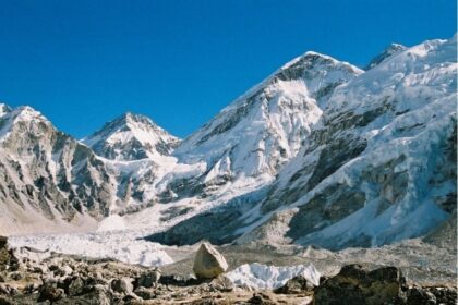 210078 800x 1 बढ़ते पर्यटन के कारण पर्यावरणीय चिंताओं के बीच नेपाल का माउंट एवरेस्ट तत्काल अपशिष्ट प्रबंधन चुनौतियों का सामना कर रहा है