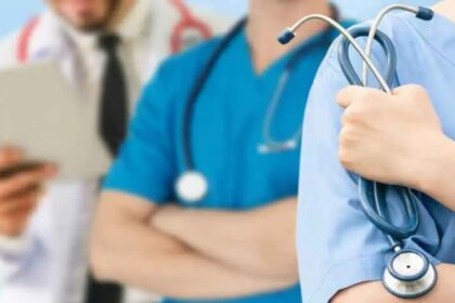 250 doctors at meerut hospital resign after deceased patients kin assaults colleague सुरक्षा चिंताओं को लेकर मेरठ में 250 डॉक्टरों का सामूहिक इस्तीफा, ईटी हेल्थवर्ल्ड