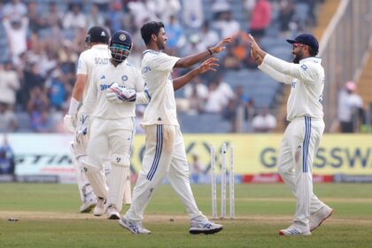 704r1o5g washington sundar rohit sharma 625x300 24 October 24 1325 दिनों में पहली बार टेस्ट खेलते हुए, वाशिंगटन सुंदर के 'जादू' ने रचिन रवींद्र को आउट किया