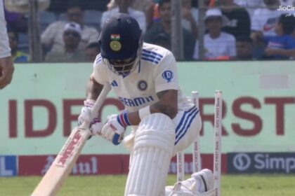 96p40cf kohli out 625x300 25 October 24 विराट कोहली के फुल टॉस पर बोल्ड होने पर न्यूजीलैंड के मिचेल सेंटनर ने दी 'चौंकाने वाली' प्रतिक्रिया