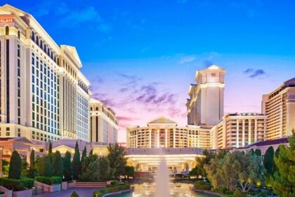 Caesars Palace कैसर पैलेस लास वेगास स्ट्रिप के कालातीत लक्जरी गंतव्य के रूप में चमकता है