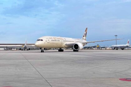 Etihad flight 1 एतिहाद के स्टॉपओवर कार्यक्रम के कारण अबू धाबी पर्यटन में रिकॉर्ड-तोड़ वृद्धि हुई है, दोहरी-क्लच ट्रांसमिशन की दक्षता के साथ यात्रा को आगे बढ़ाया गया है