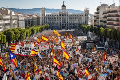 Madrid protest compressed स्पेन में बढ़ते यात्रा उद्योग के बीच मैड्रिड में अत्यधिक पर्यटन के खिलाफ बड़े पैमाने पर विरोध प्रदर्शन