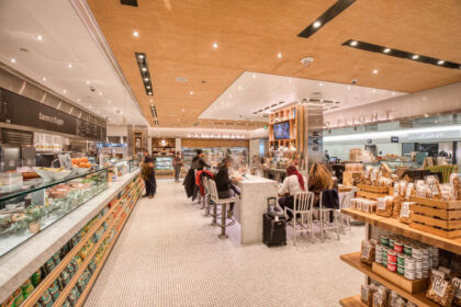 Napa Farms Market 1 सैन फ्रांसिस्को अंतरराष्ट्रीय हवाईअड्डे ने नापा फार्म्स मार्केट का जश्न मनाया, जिसे अमेरिकी हवाईअड्डों पर खाने-पीने के सर्वोत्तम विकल्पों में से एक माना गया है।